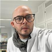 Soy un profesor de química apasionado que inspira curiosidad y creatividad. Hago la ciencia divertida y accesible